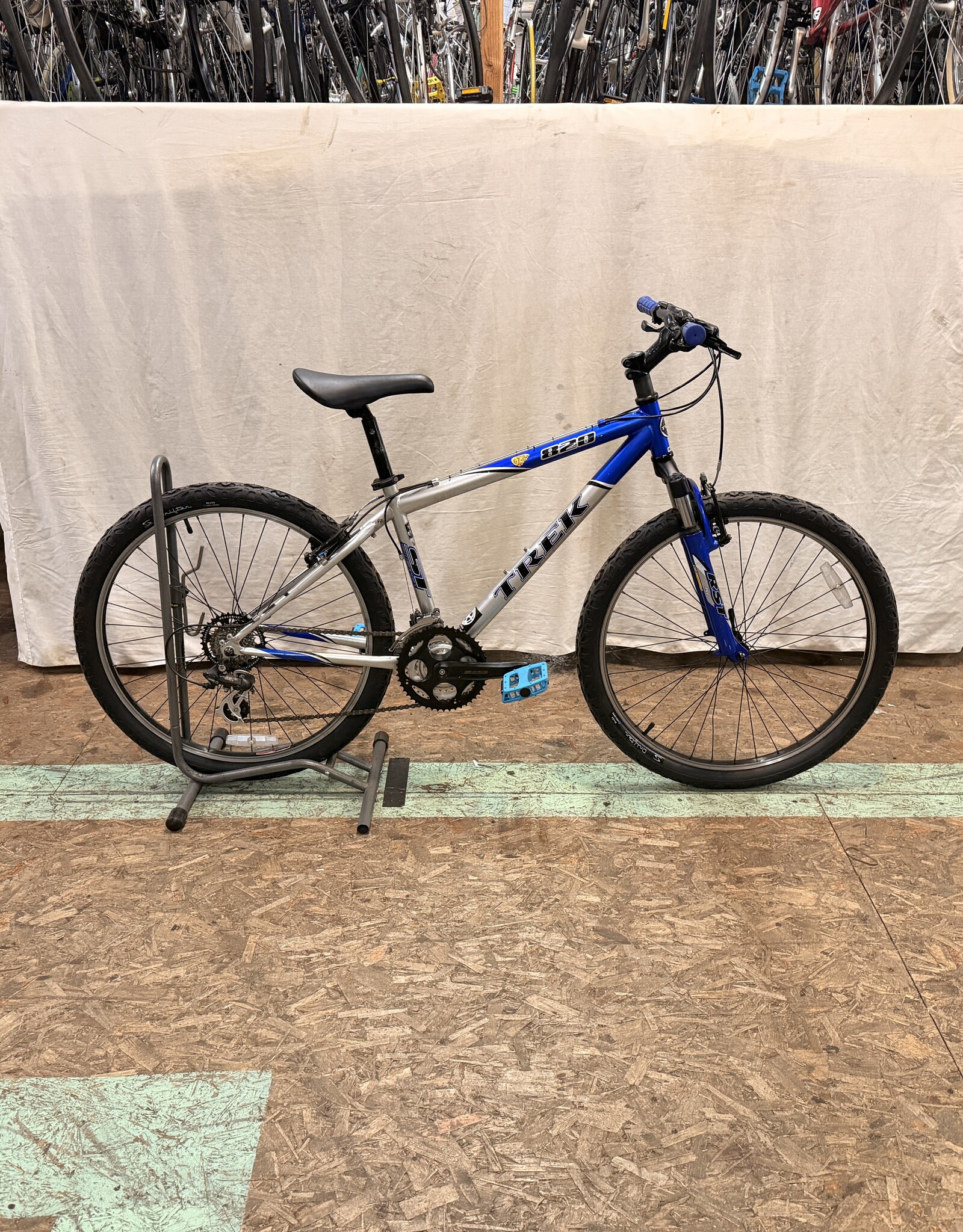 16" Trek 820 (264A) H4L