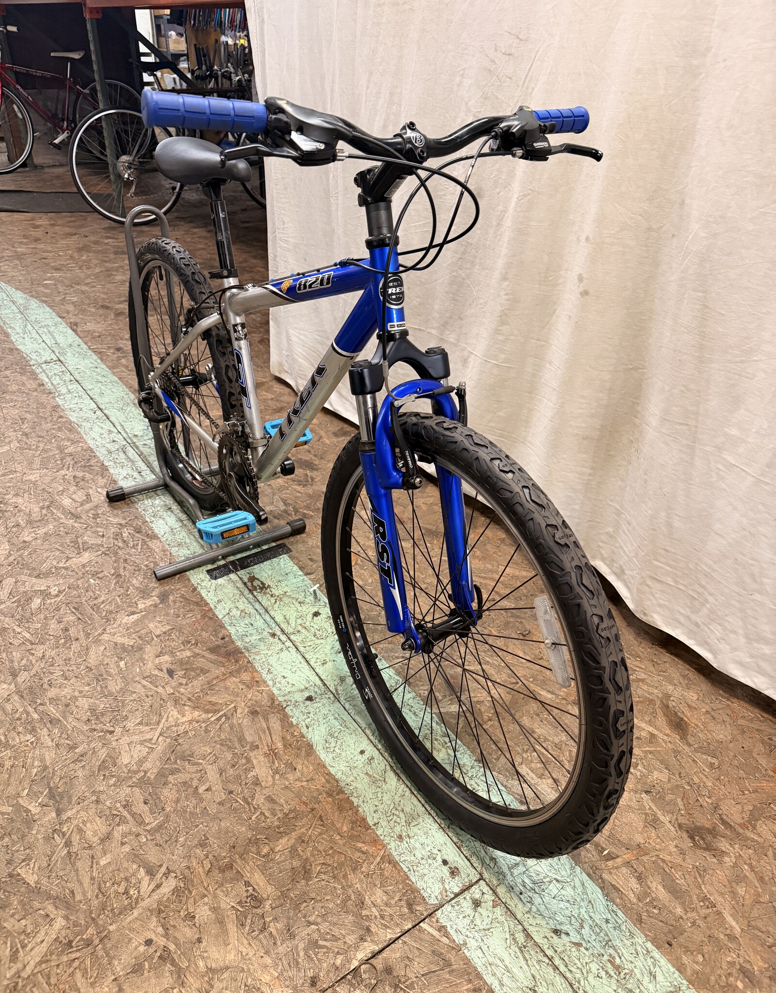 16" Trek 820 (264A) H4L