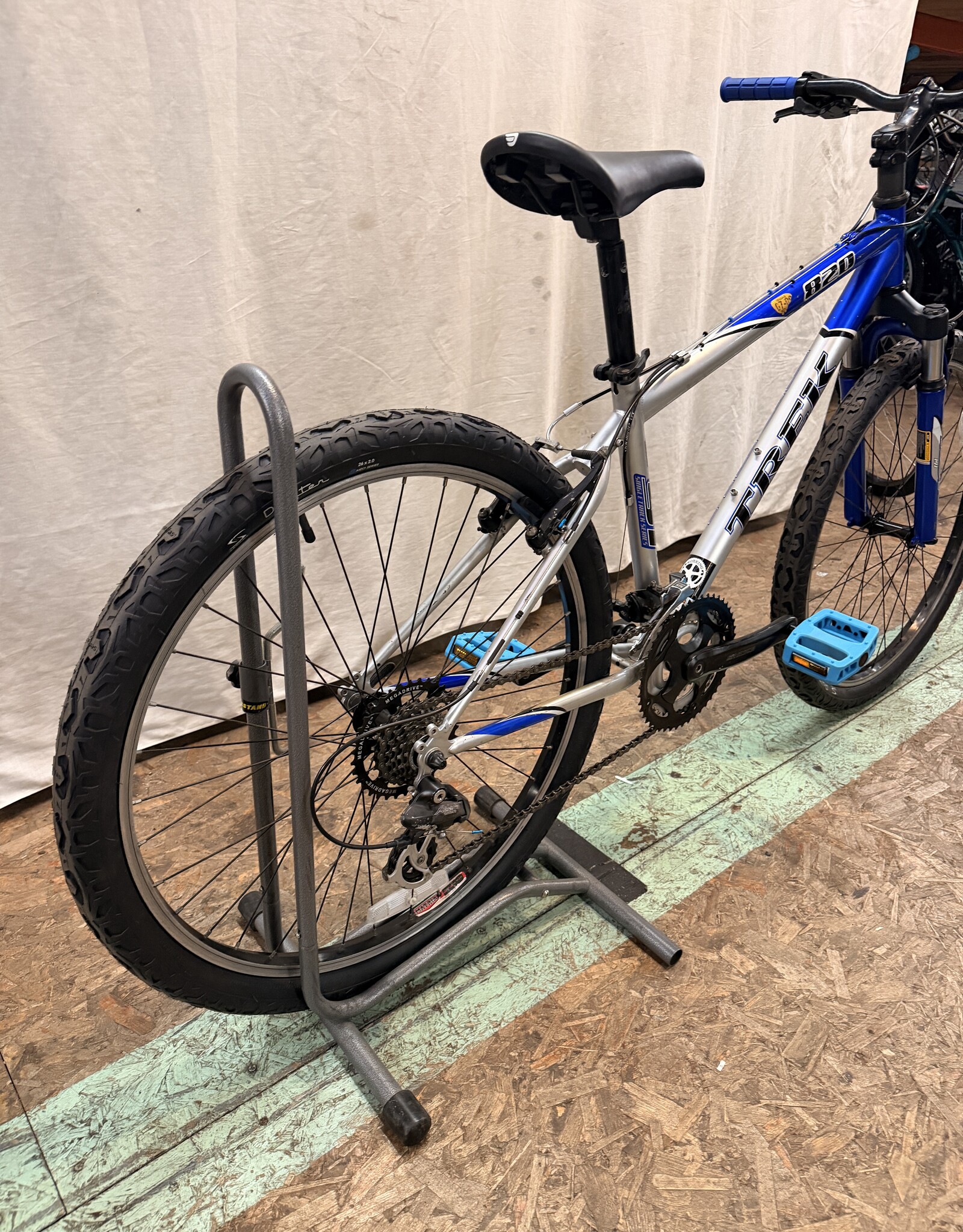 16" Trek 820 (264A) H4L