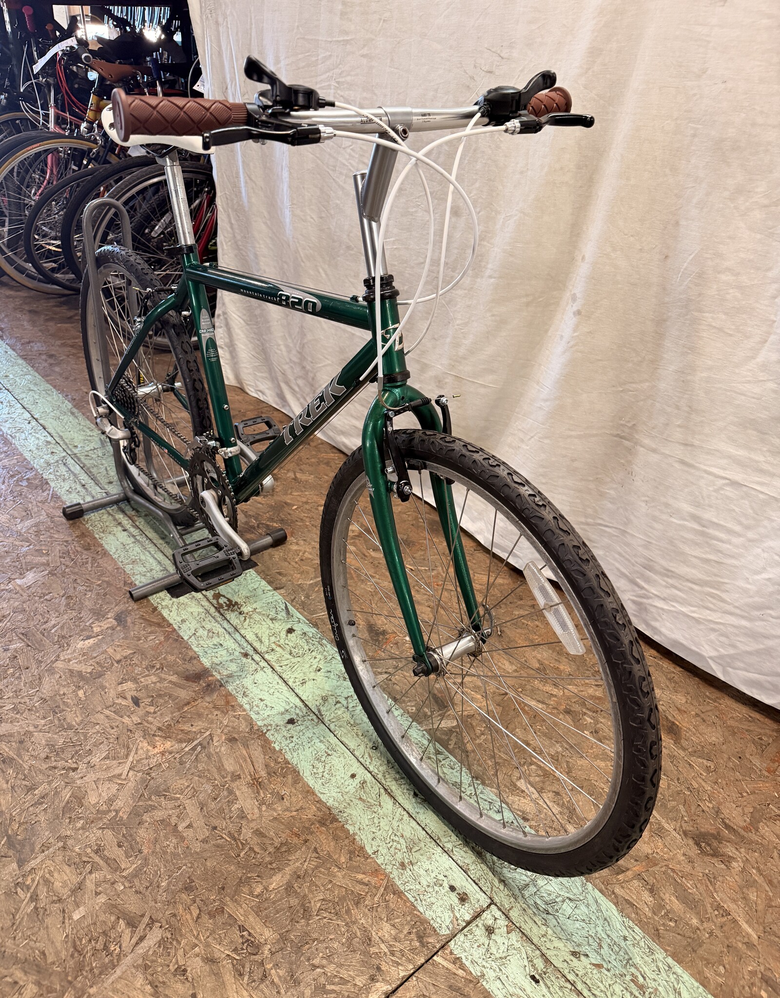 18" Trek 820 Mountain Track (0180) B3L