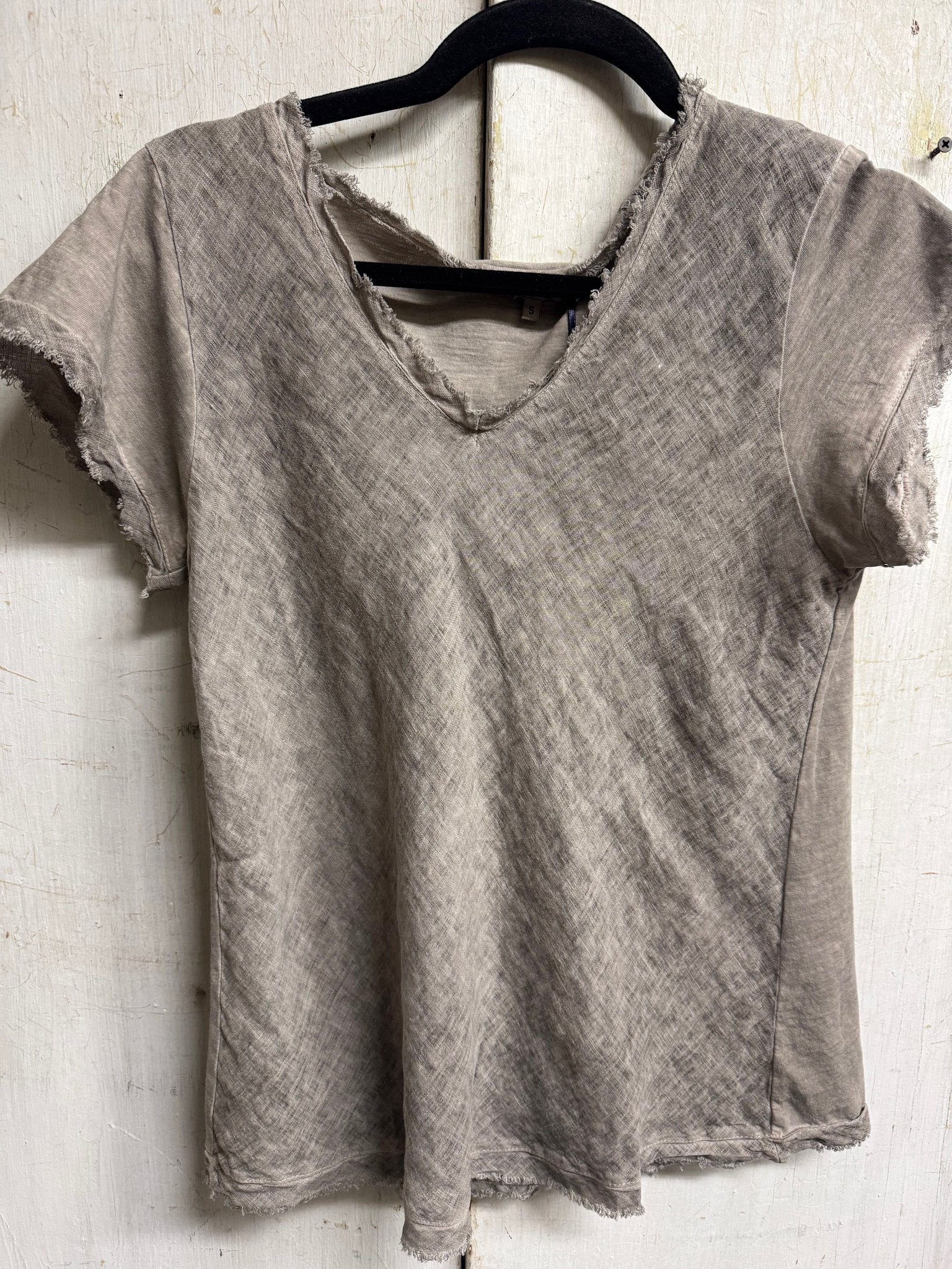 Tempo Paris Frayed Edge V-Neck Shirt By: Tempo Paris (3-Colors)