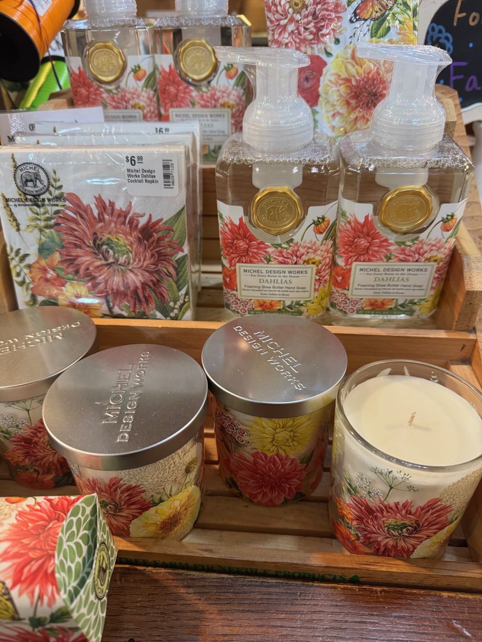 Michel Design Works Michel Design Works Dahlias (7-Styles)