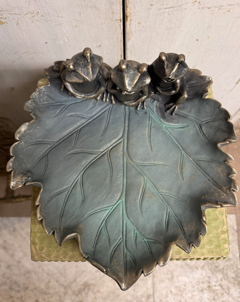 Triple Frog Leaf Bird Feeder