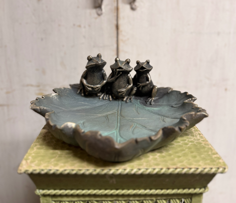 Triple Frog Leaf Bird Feeder