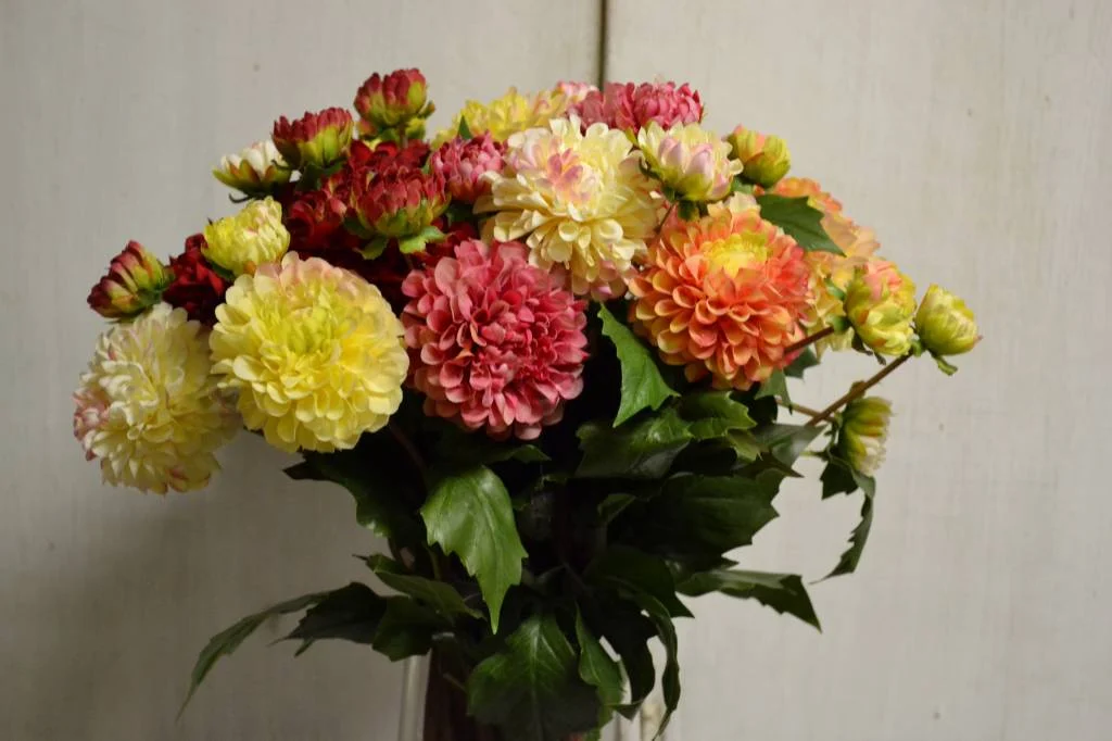 Silk vs Fresh Flowers: Which Looks Better & Lasts Longer?