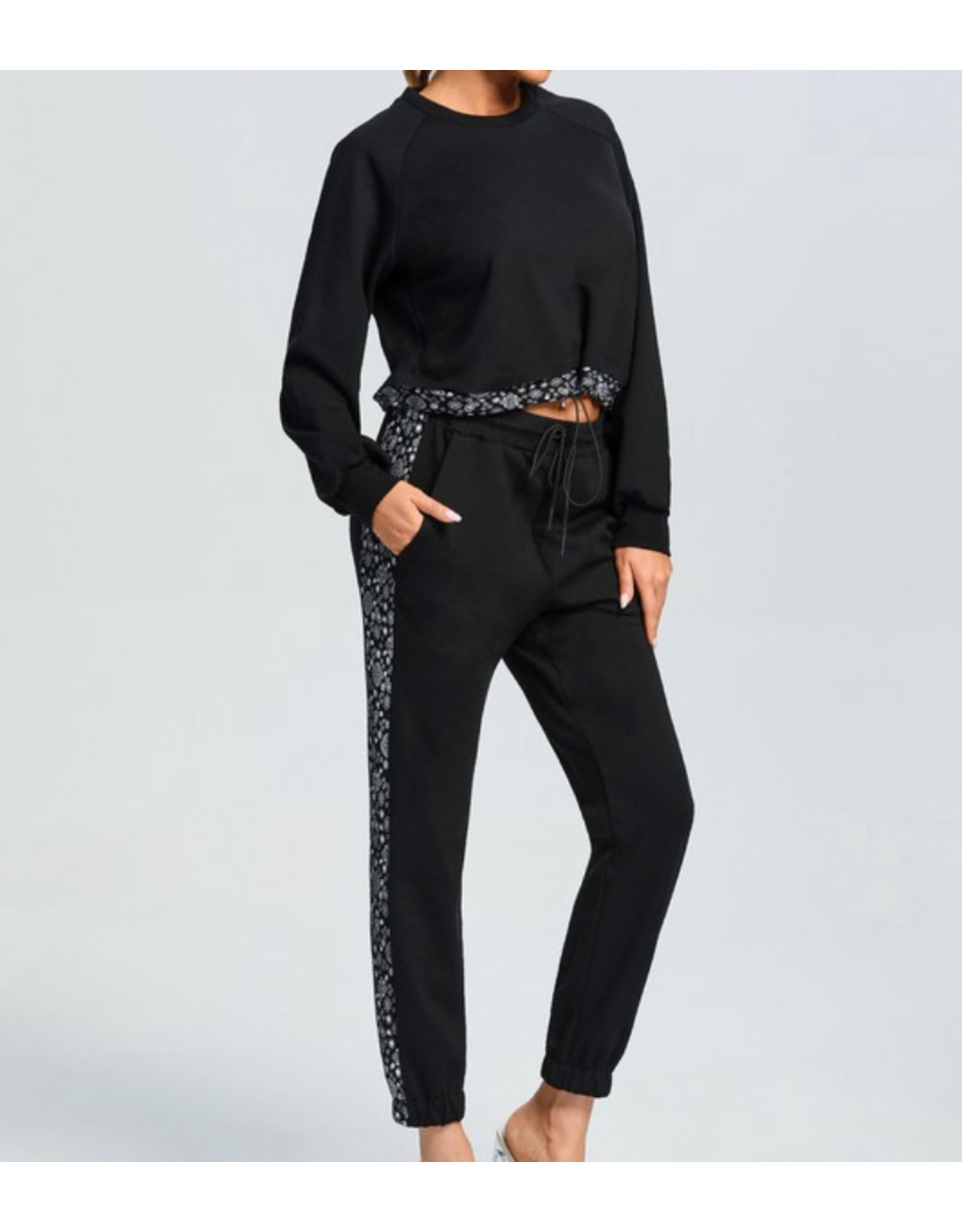 LATA Paisley’s Print Cropped Crewneck