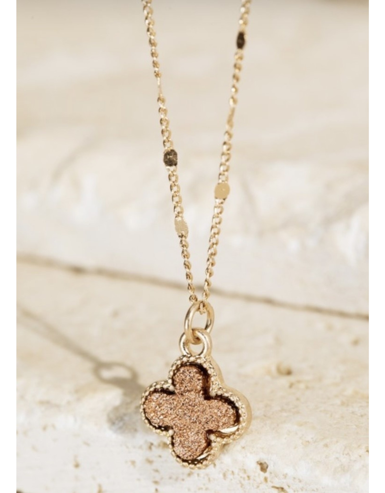 LATA Necklace with clover druzy design