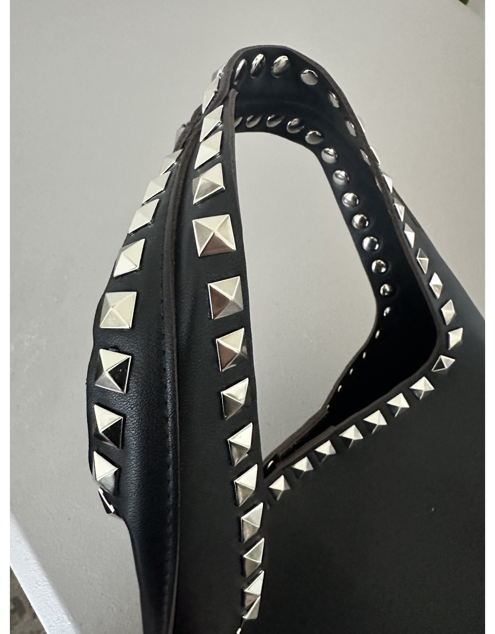 JOIA Gorgeous smooth & stud shoulder bag