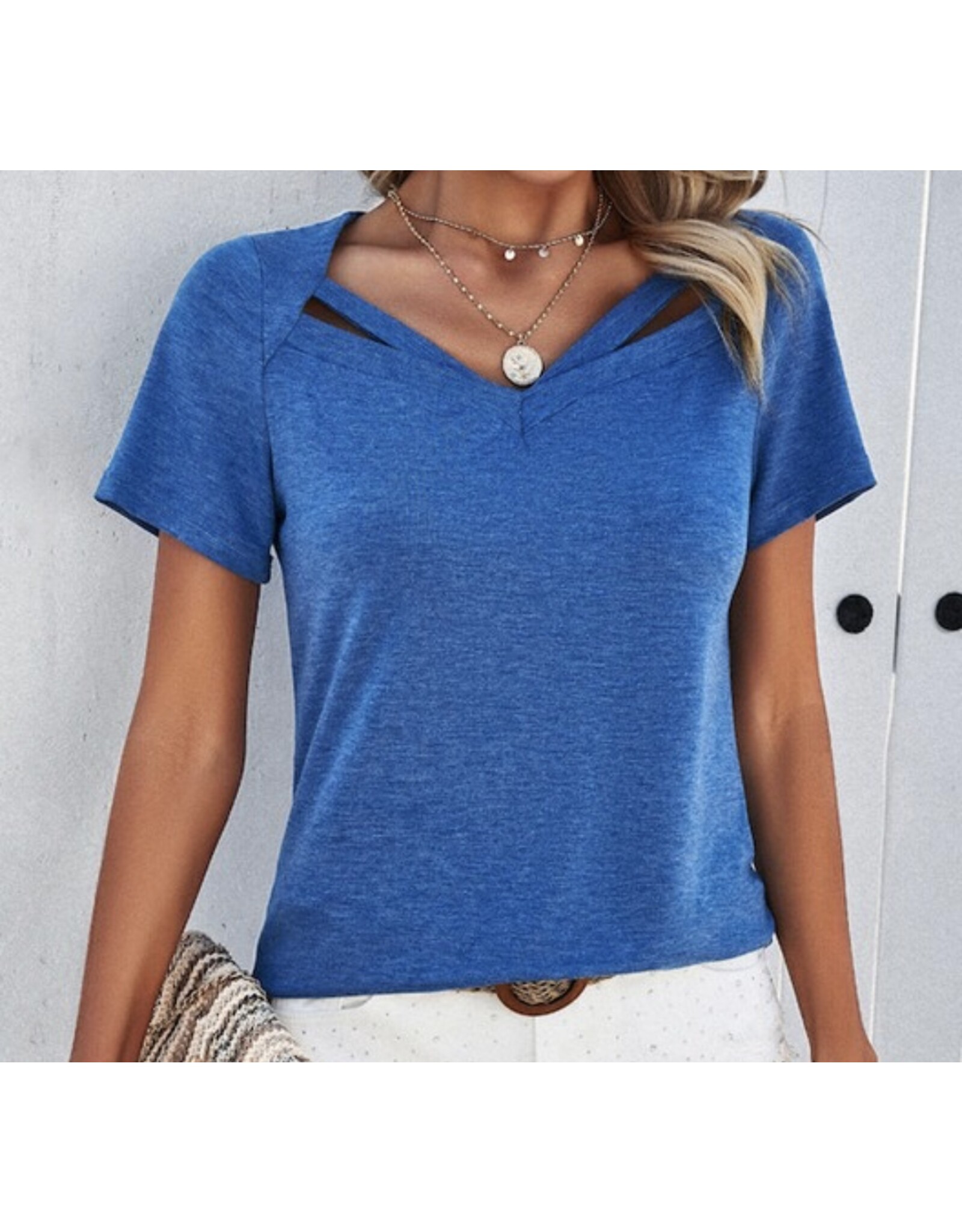 Miss sparkling V-neck cut out tee