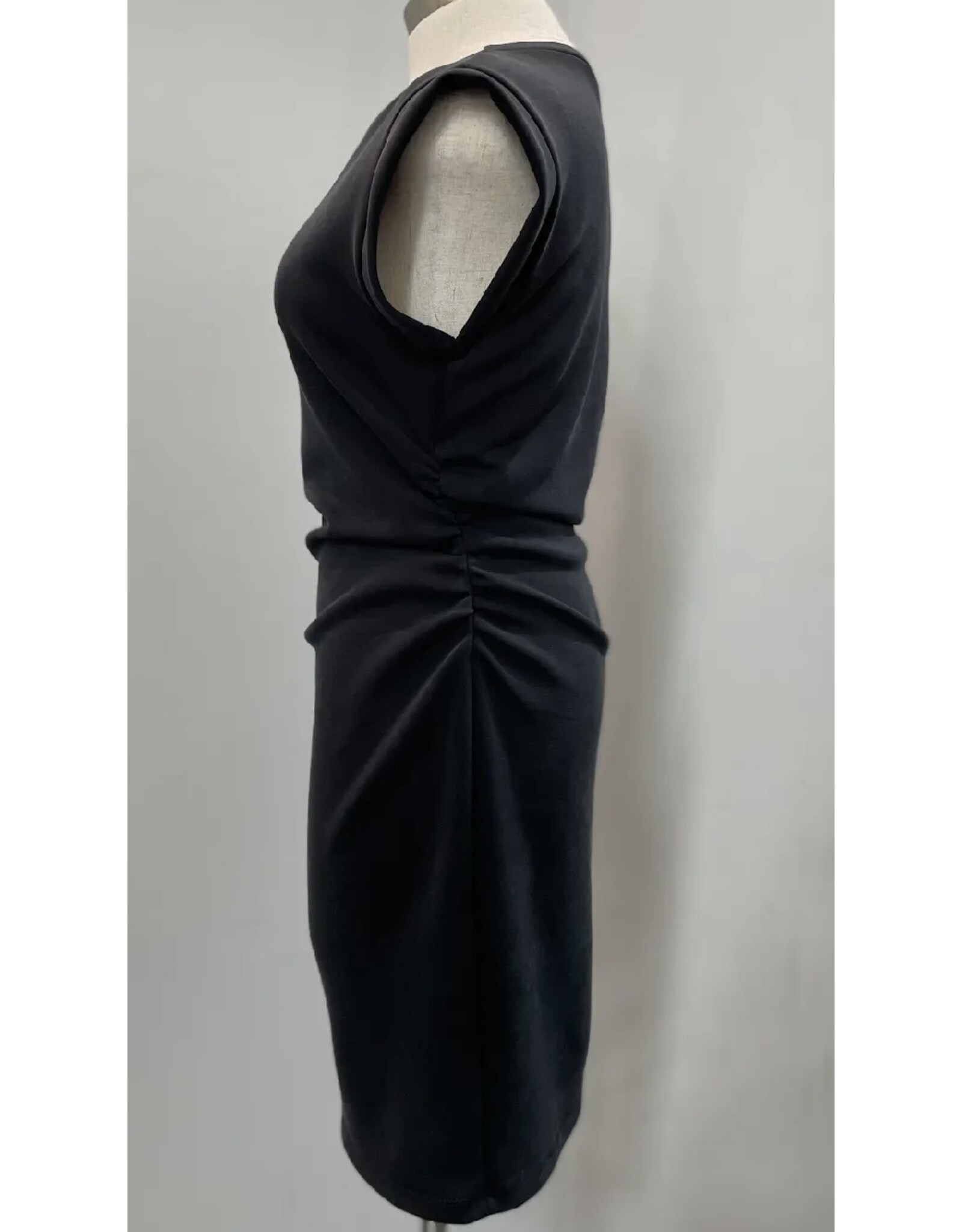 Sleeveless dress w/ cinched waist
