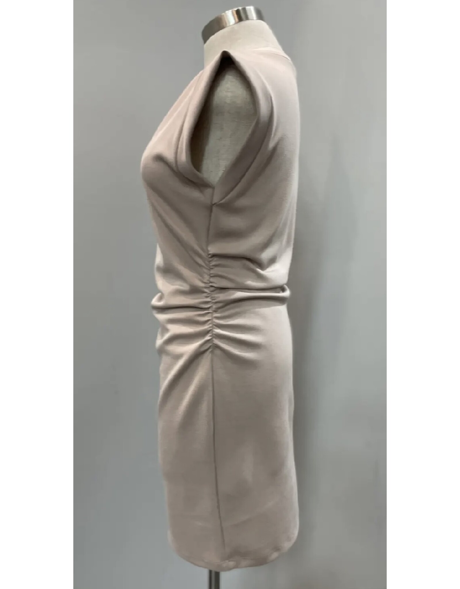 Sleeveless dress w/ cinched waist