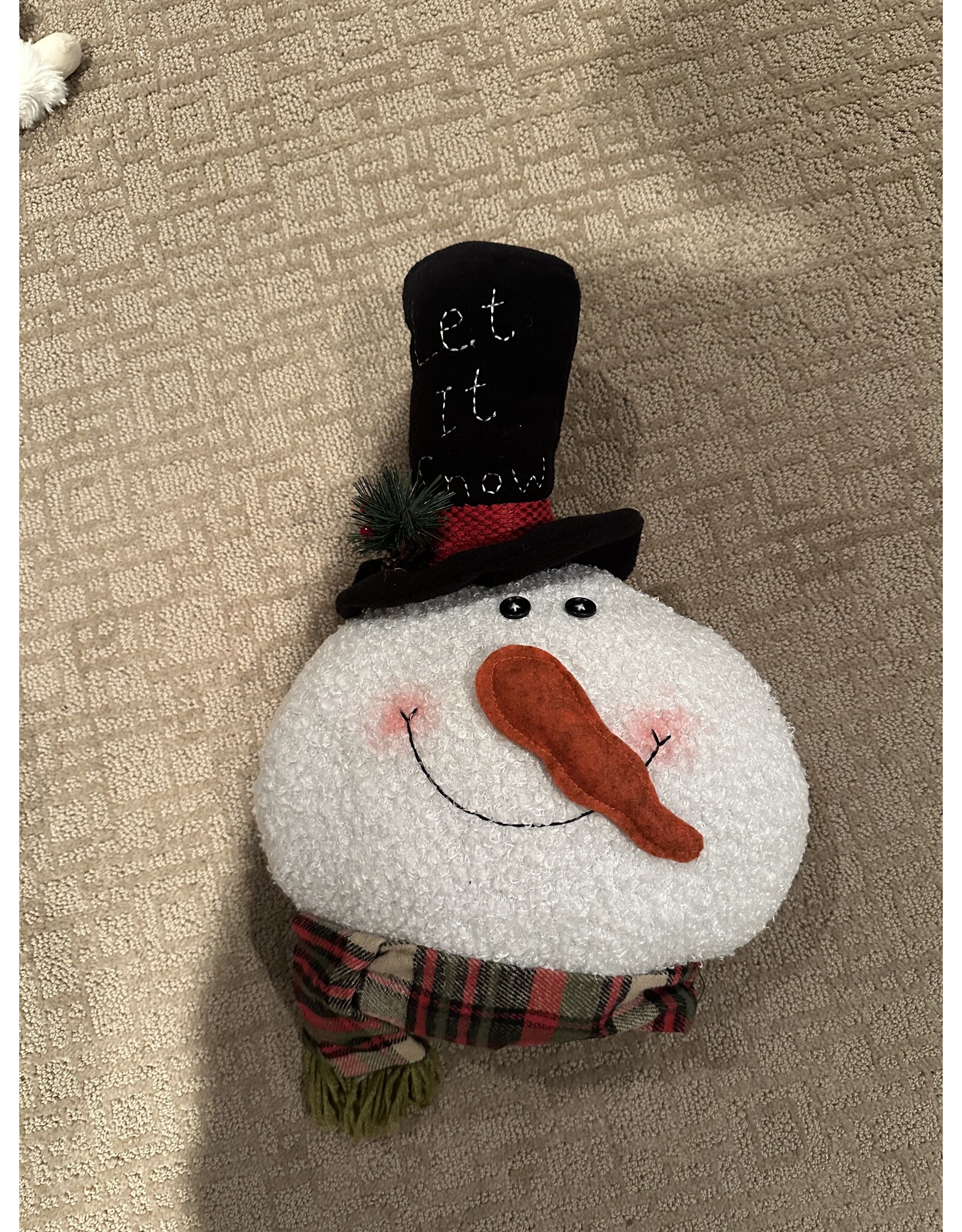 LATA Adorable stuffed snowman w/ top hat
