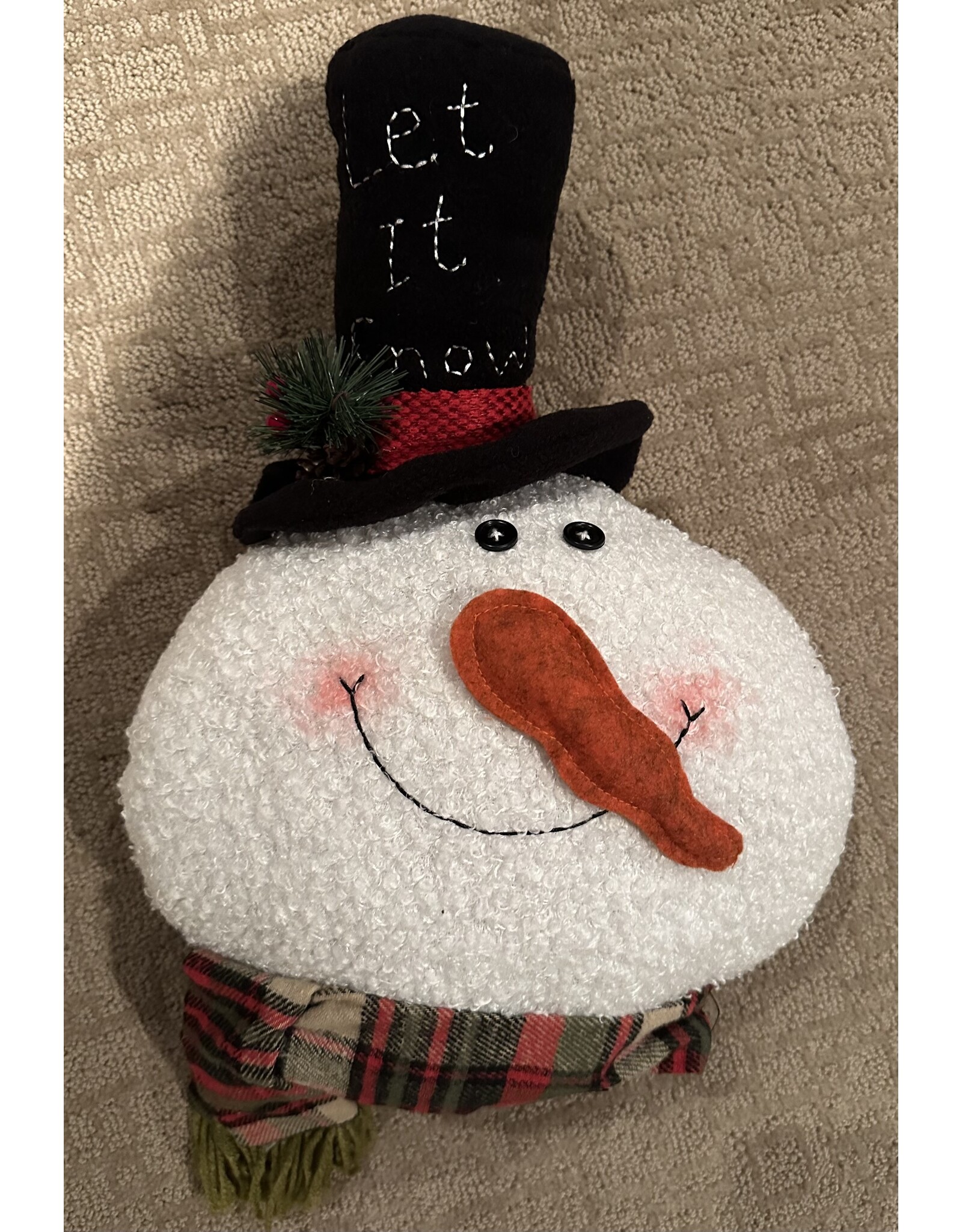 LATA Adorable stuffed snowman w/ top hat