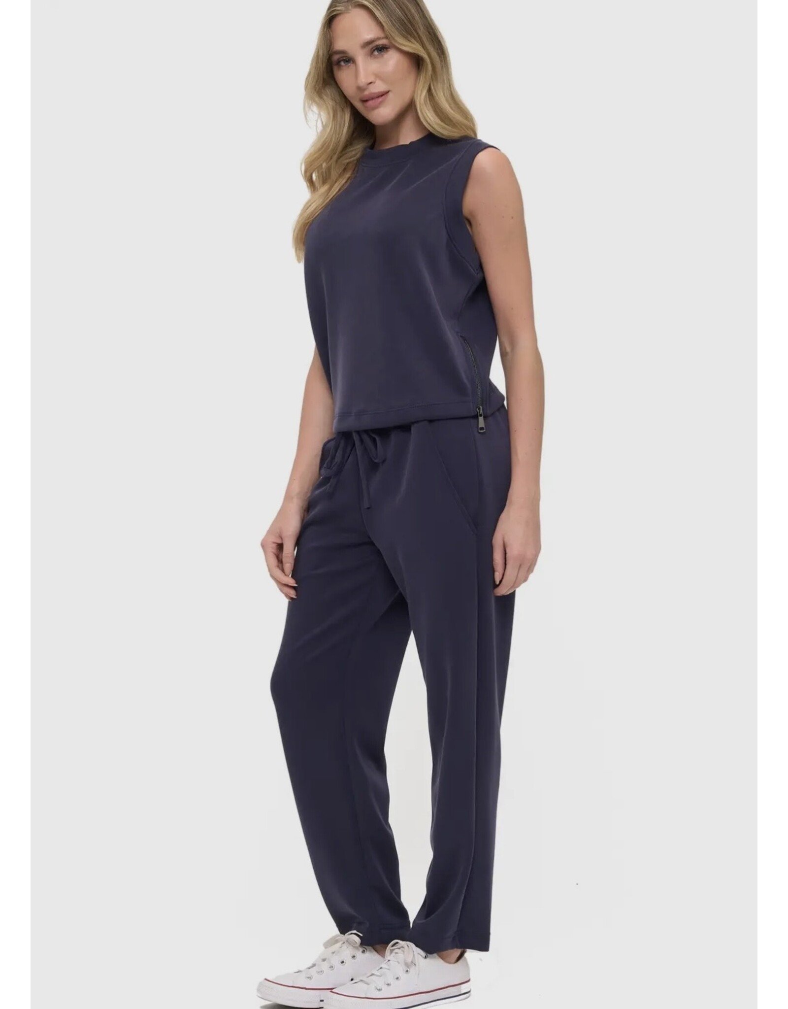 Ariella Zipper detail scuba tank