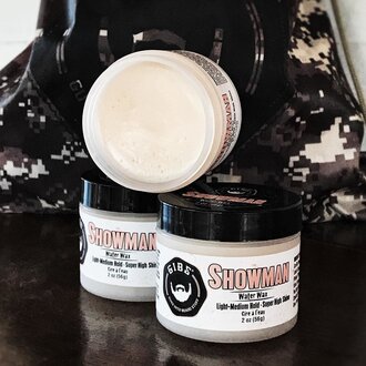Gibs Grooming Cire à base d'eau "Showman" - Tenue légère à moyenne, Fini ultra brillant (56g/2.0oz) Gibs Grooming Cire à base d'eau "Showman" - Tenue légère à moyenne, Fini ultra brillant (56g/2.0oz)