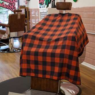 Cape Gang Cape de barbier "Lumber" - Noir et rouge Cape Gang Cape de barbier "Lumber" - Noir et rouge