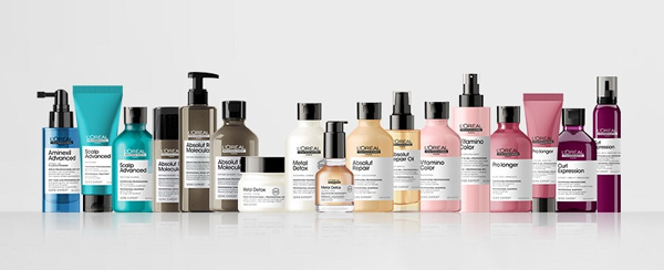 Gamme de soins capillaires L’Oréal Professionnel alignés sur un comptoir de salon