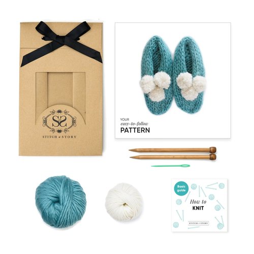 Stitch & Story Stitch & Story Lola Pom Slippers Beginner Set Stitch & Story Stitch & Story Lola Pom Slippers Beginner Set