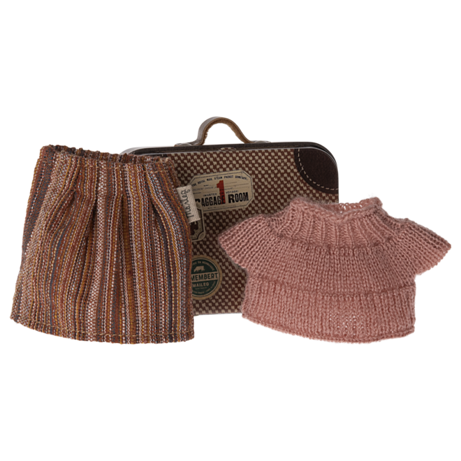 Knitted Blouse & Skirt in Suitcase, Grandma Mouse
