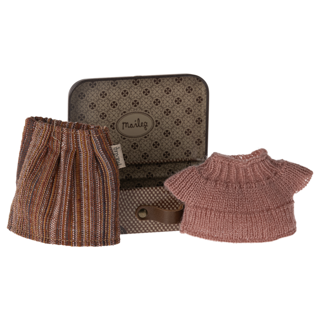 Knitted Blouse & Skirt in Suitcase, Grandma Mouse