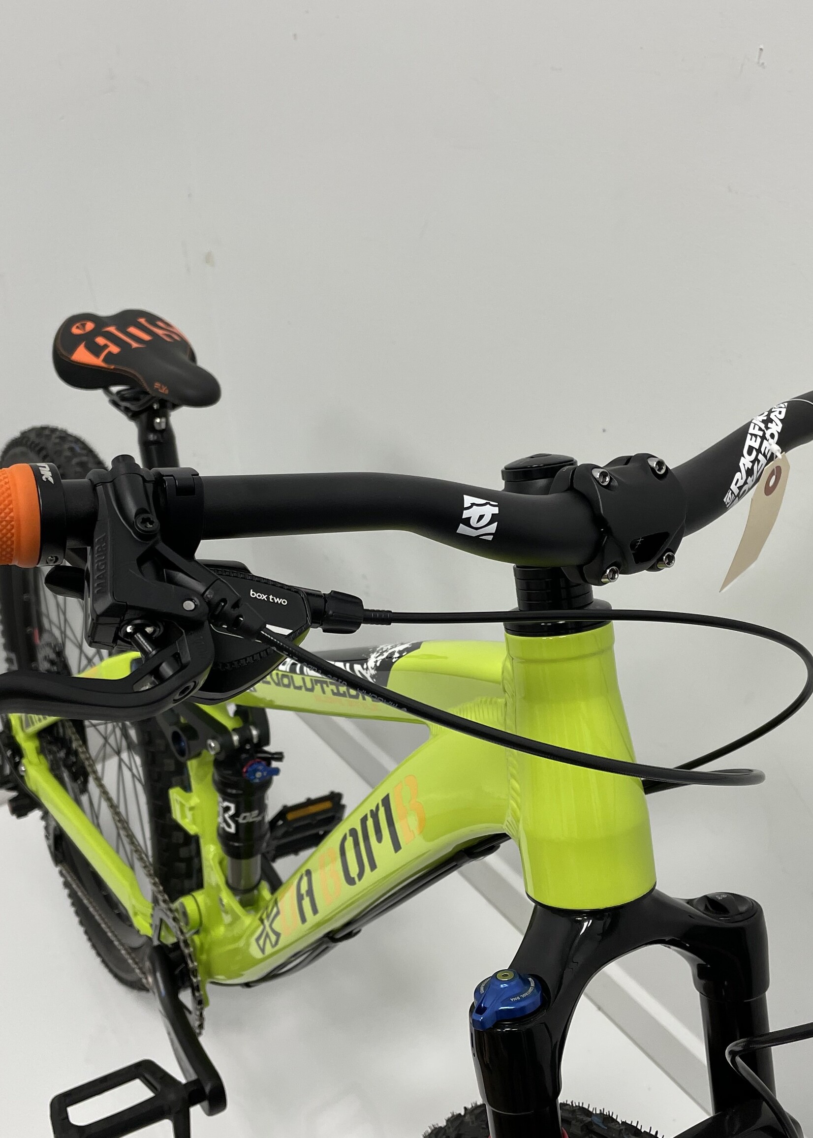 2021 Dabomb Revolution 26po - Custom Build (Reba, Magura mt30, Box Prime 9 ) - Neon Yellow - 13.5in