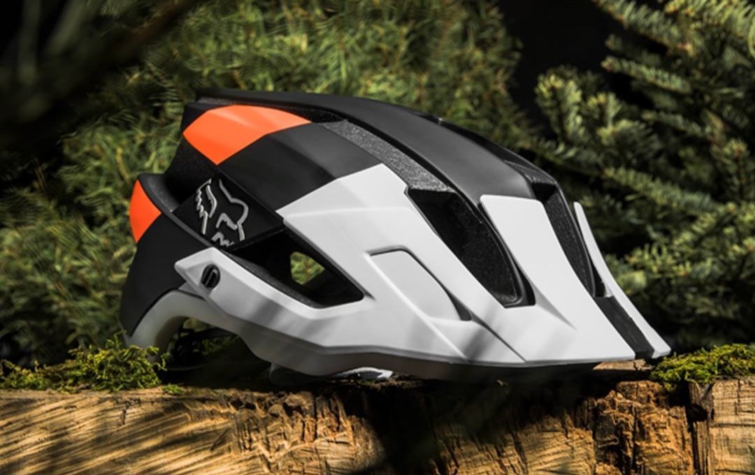 LE CASQUE DE VÉLO EST-IL VRAIMENT NÉCESSAIRE?