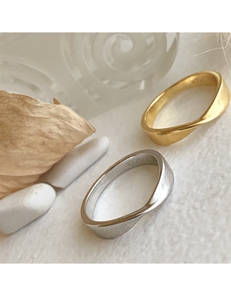 PIKA & BEAR MOEBIUS TWISTED VERMEIL  RING