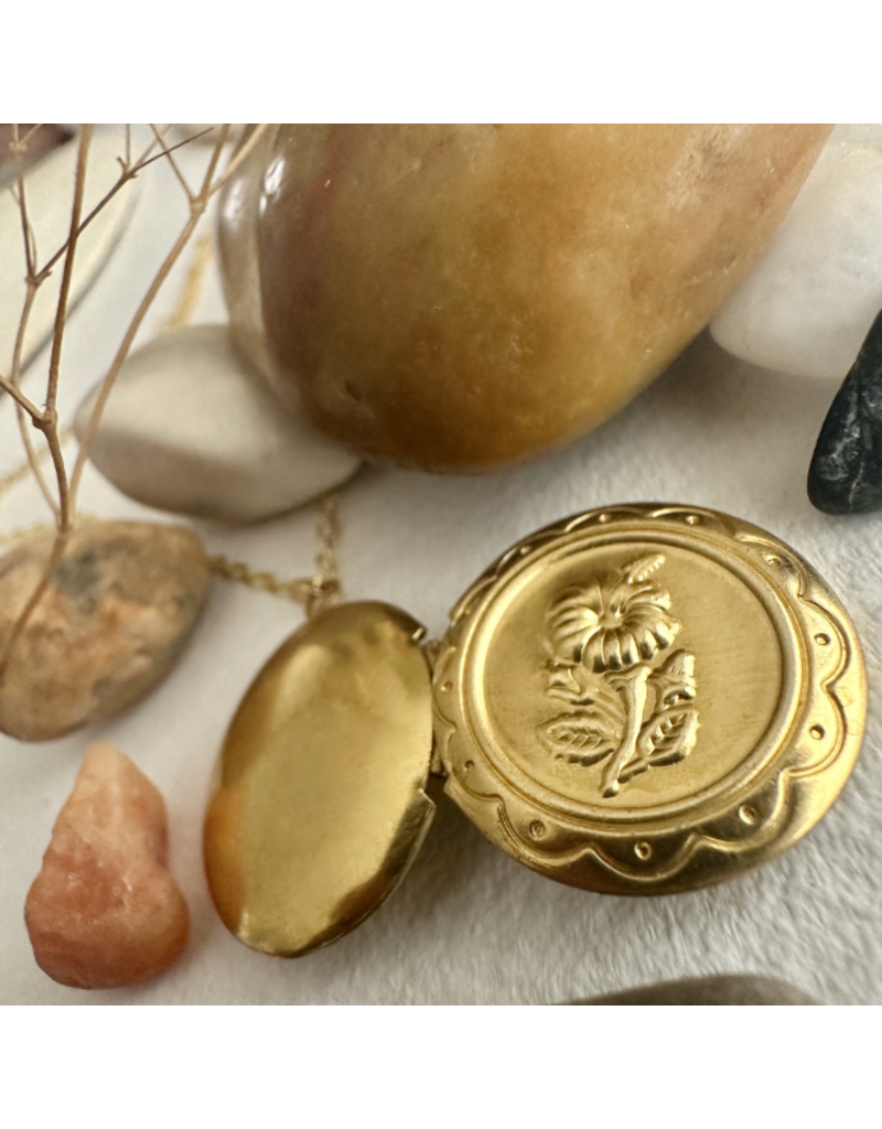 PIKA & BEAR FLEUR ROUND FLORAL LOCKET NECKLACE