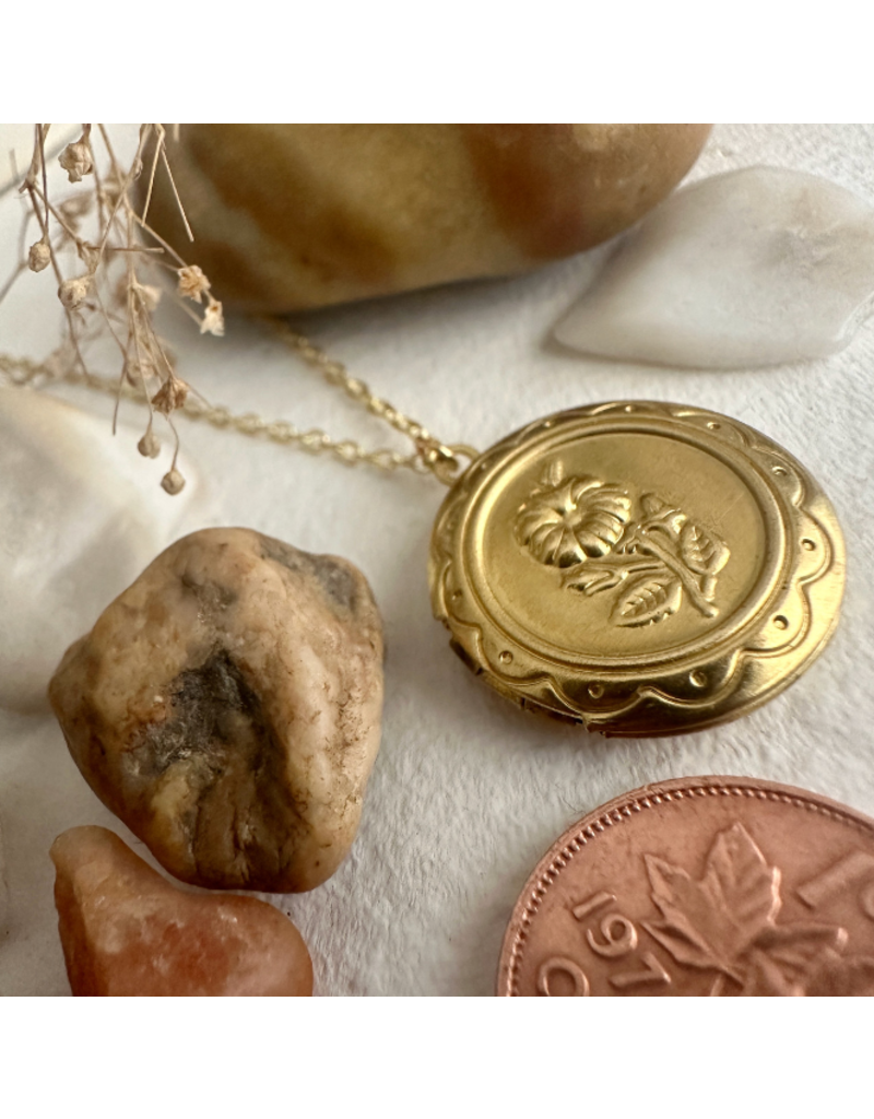 PIKA & BEAR FLEUR ROUND FLORAL LOCKET NECKLACE