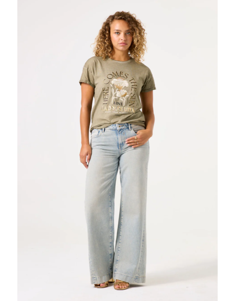 GRAPHIC T SHIRT - HERE COMES THE SUN