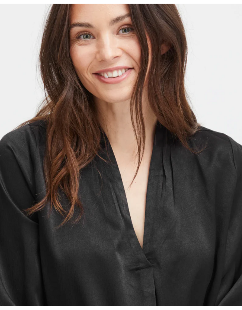 VILINE V-NECK BLACK TOP