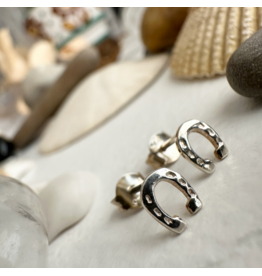 PIKA & BEAR BENALTO TINY HORSESHOE STUD EARRINGS