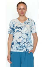 PRINTED V-NECK TEE w/SEAM DETAILS