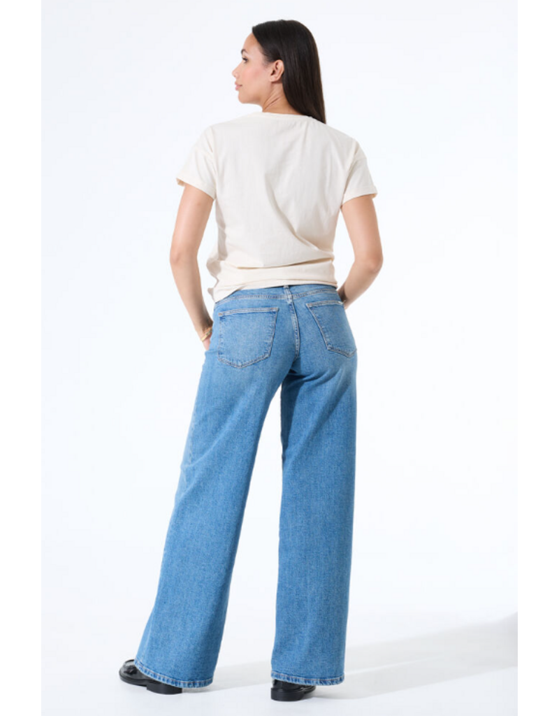 THE LOVE ADVENTURE TEE