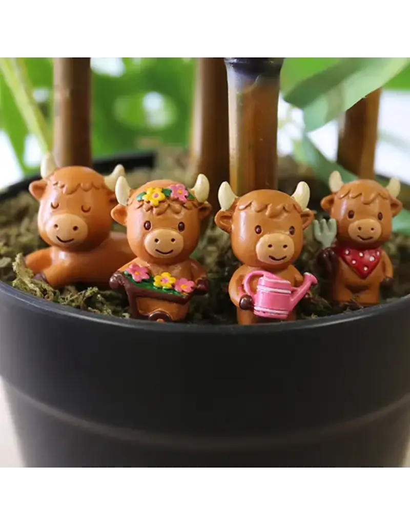 GIFT REPUBLIC HIGHLAND COW PLANT DECORATIONS