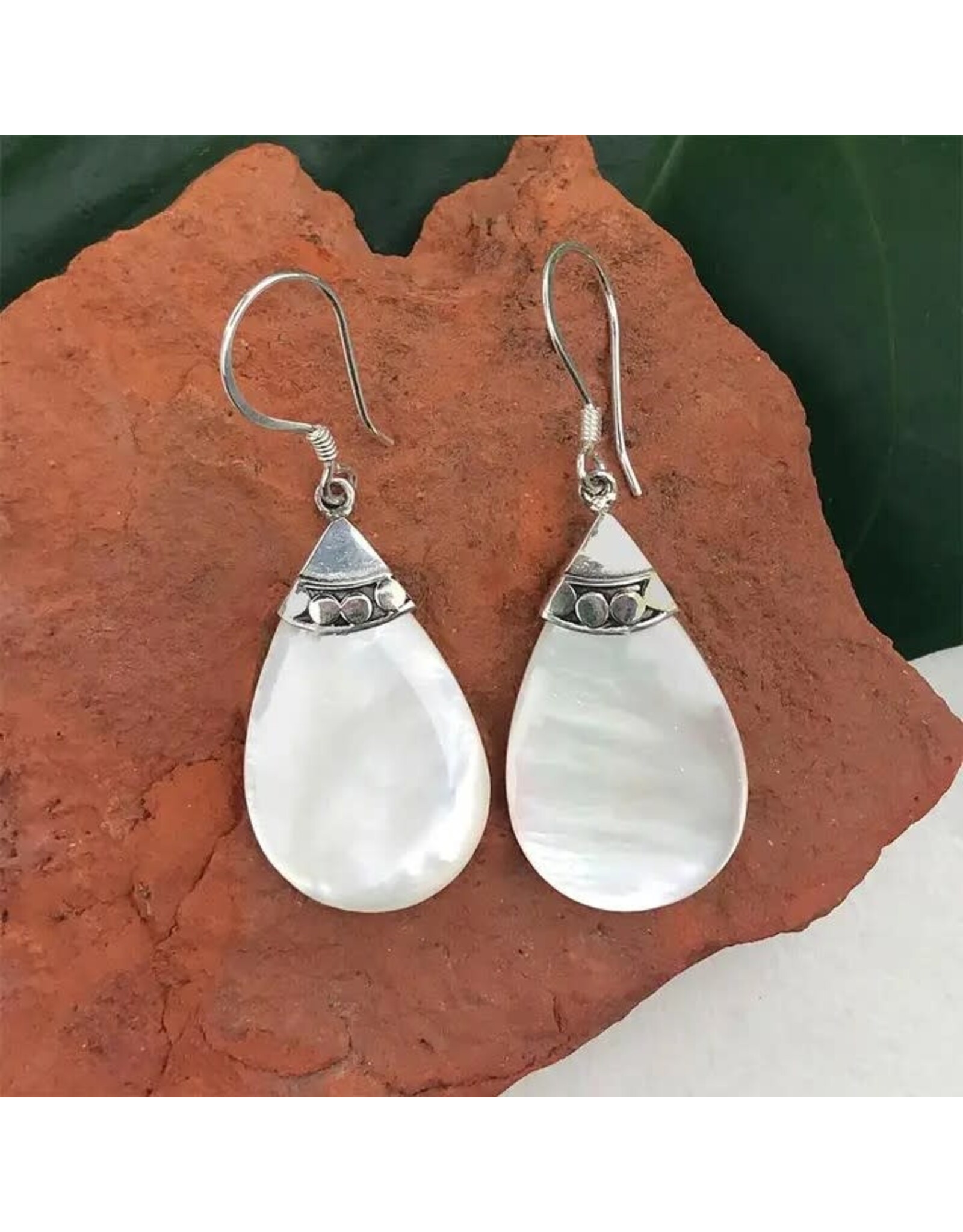 Mother of Pearl Tear Drop earrings - Indonesia