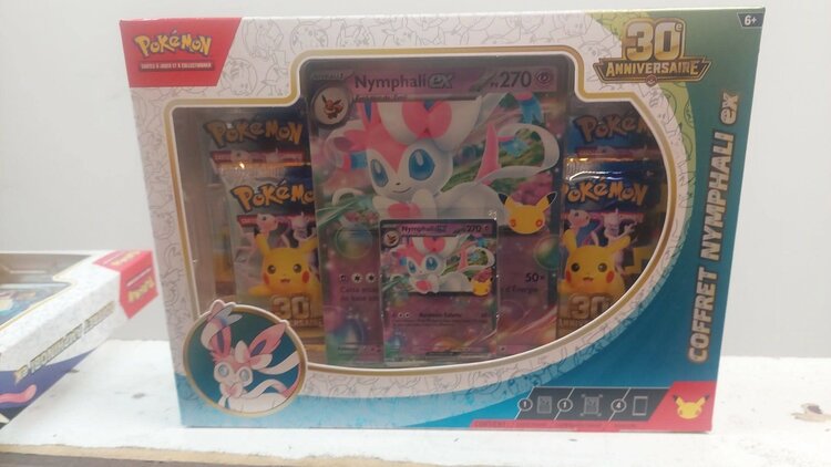 Pokemon Pokemon: 30E Anniversaire: Coffret Nymphali Ex (FR) Disponible en magasin seulement