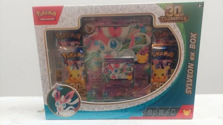 Pokemon Pokemon: 30TH Celebration: Sylveon Ex Box (EN) Disponible en magasin seulement