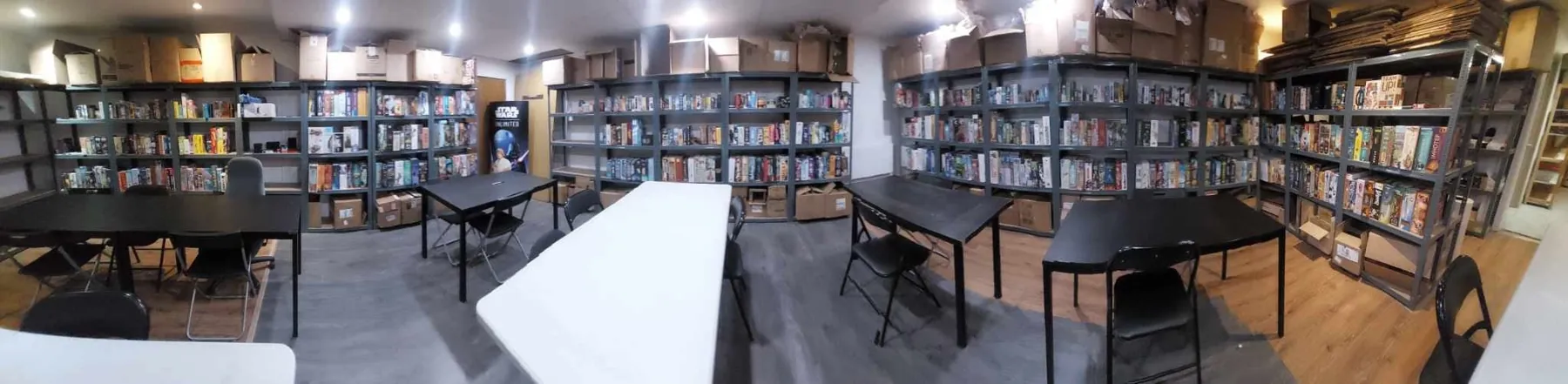 La salle de jeux du Ludold avec ses tables et ses étagères de jeux