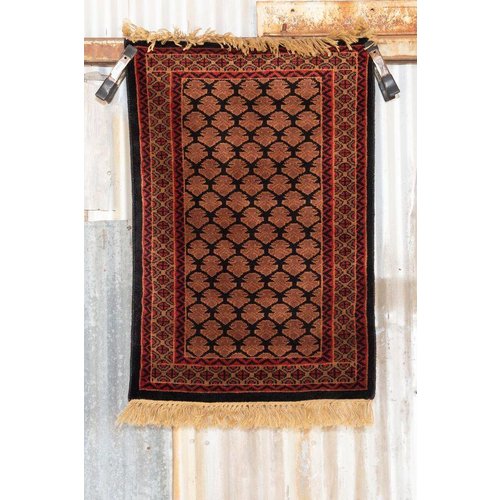 2' x 3' Indian Handmade Black/Red Pashmina Rug 2' x 3' Indian Handmade Black/Red Pashmina Rug