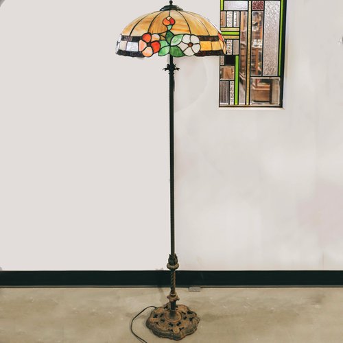 Standing Brass lamp with Stained Glass Shade Standing Brass lamp with Stained Glass Shade