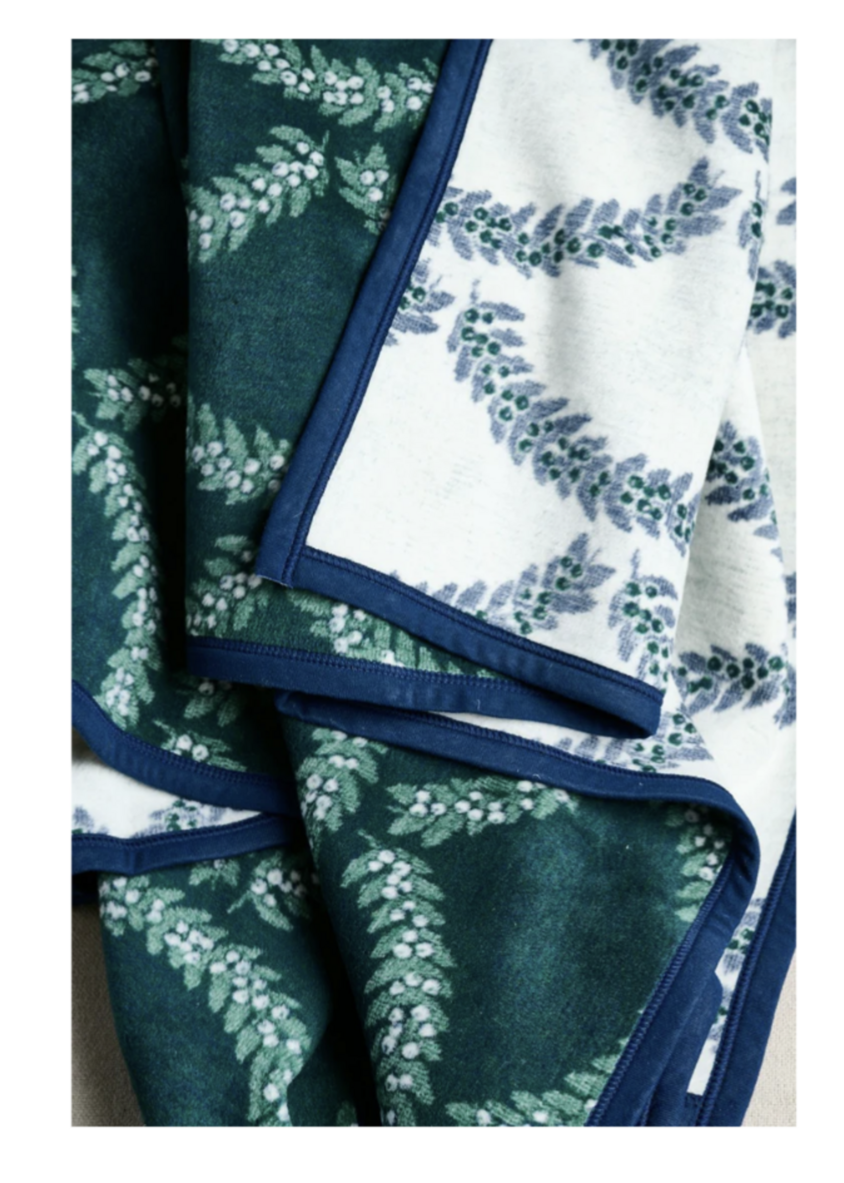 ChappyWrap Mistletoe Branches Blanket