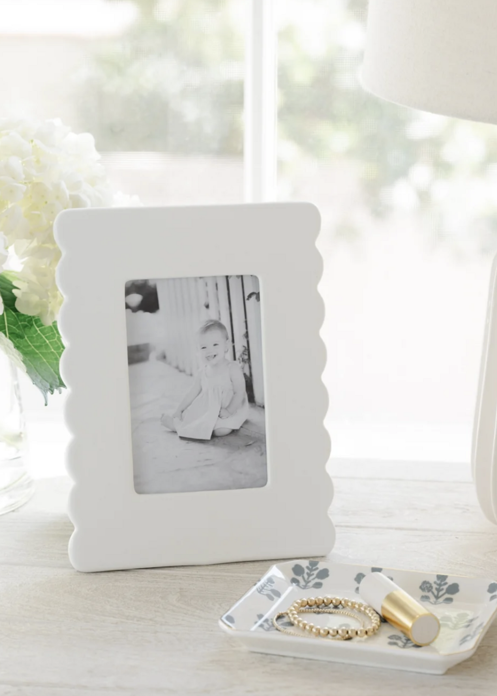 Sugar Paper Scallop Picture Frame
