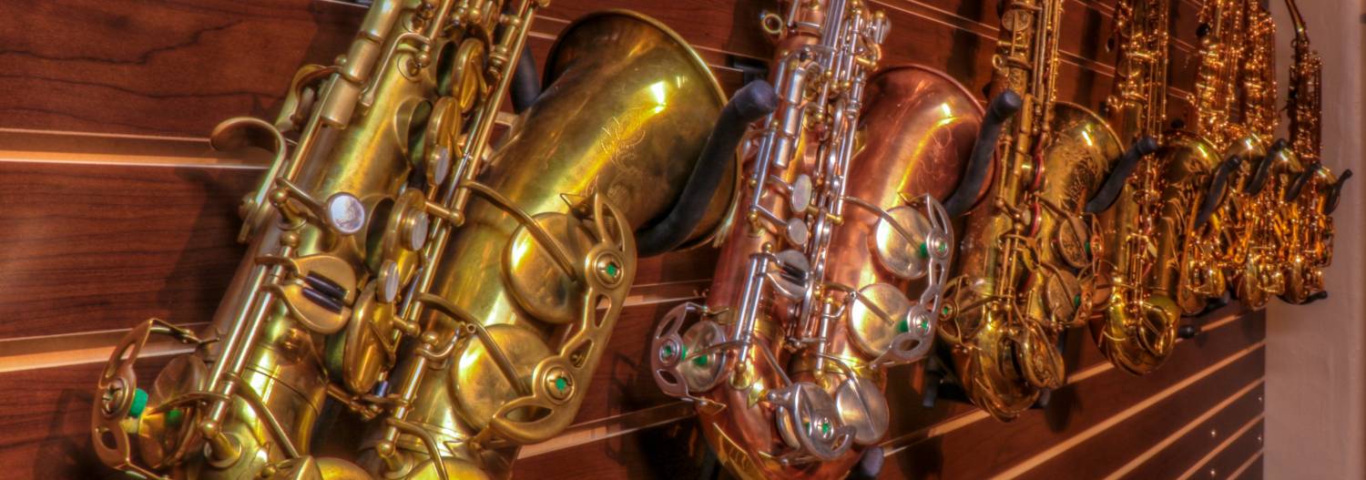 File:Antique brass instrument on display at the Musical Instrument