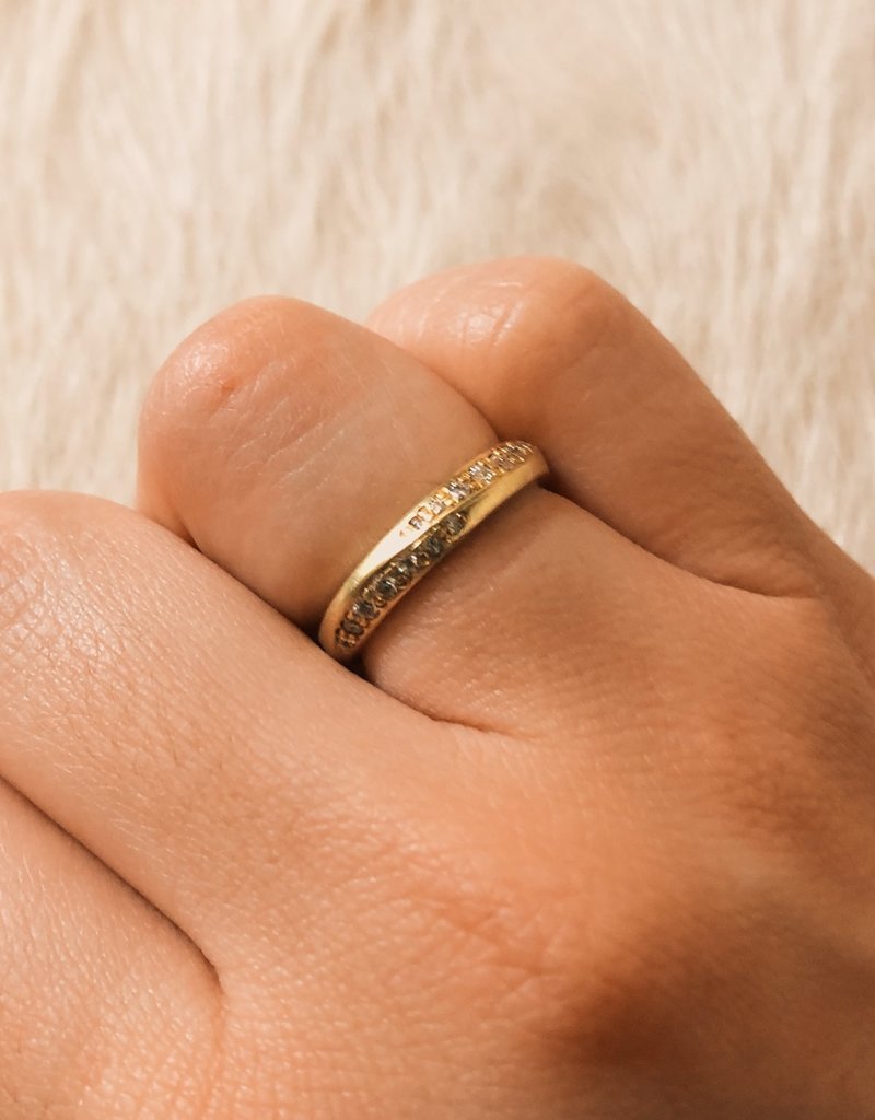 Wave Bead Set Band with White Diamonds in 18k Yellow Gold