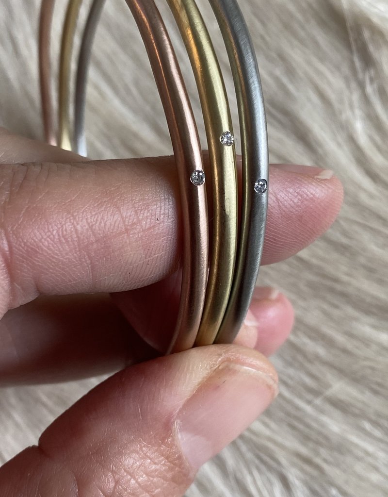 Delicate Tapered Bangle in 18k Yellow Gold with White Diamond