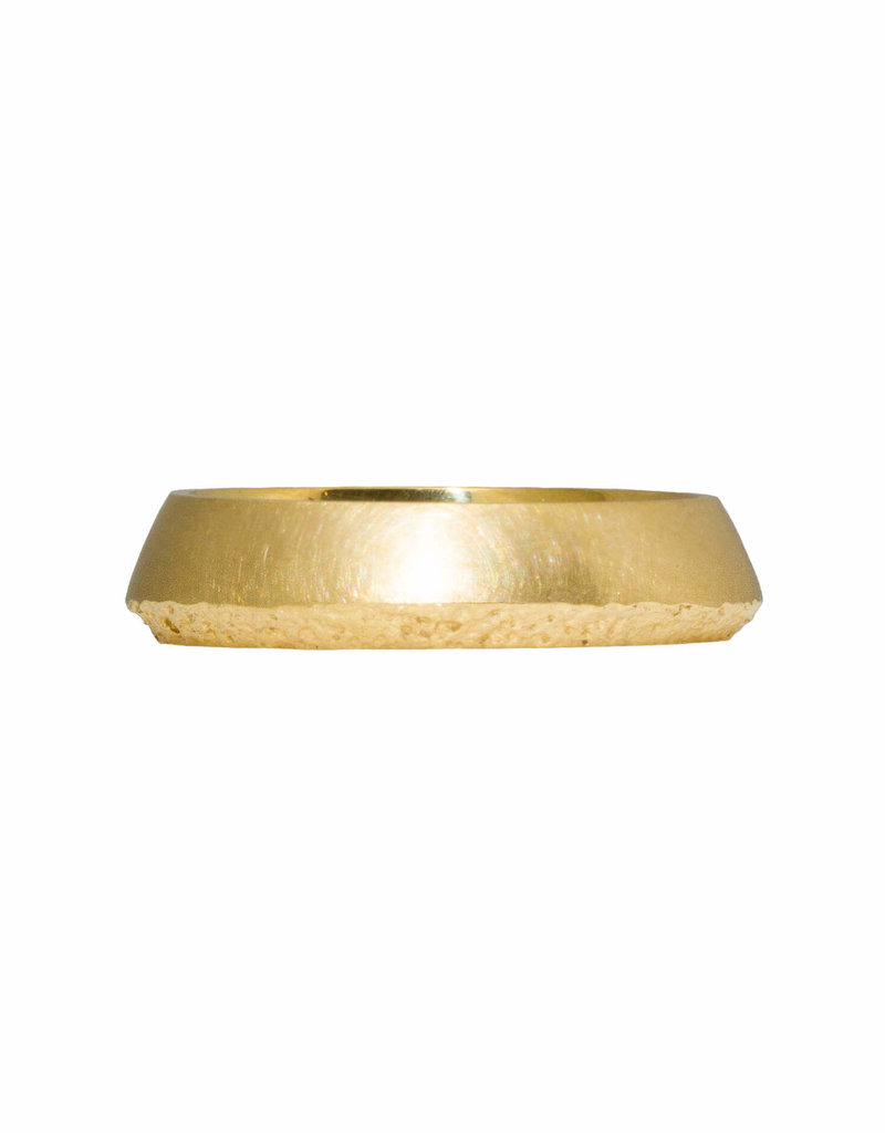 Saucer Sand Band in 18k Yellow Gold