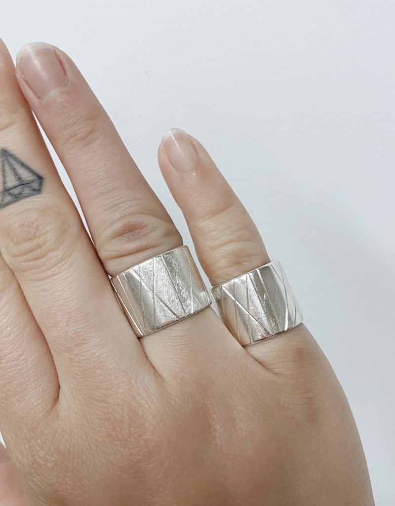 Trevi Pendro Old Growth Ring in Silver with Brushed Texture