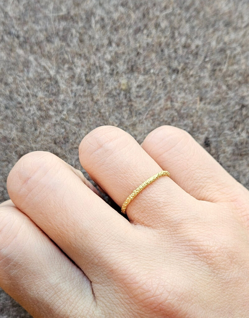 Skinny Round Sand Band in 18k Yellow Gold