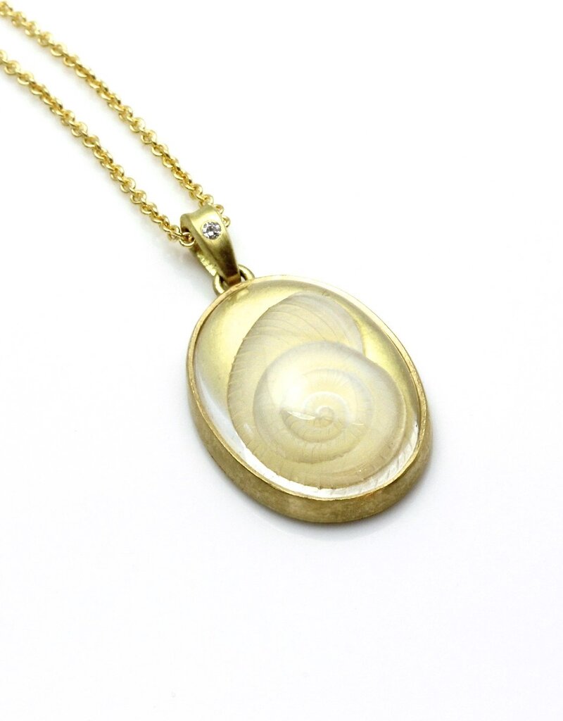 Carved Quartz Shell Pendant in 18k Yellow Gold